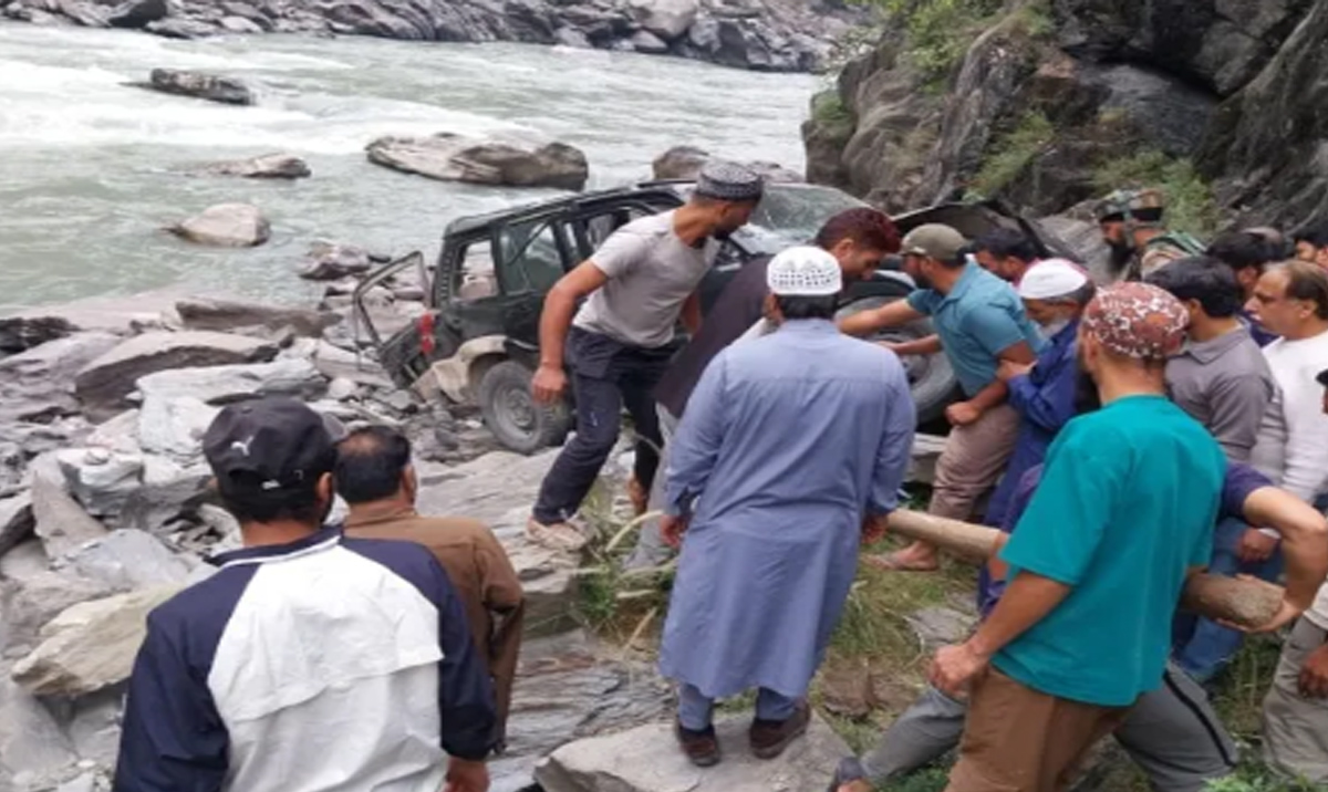 'कुपवाड़ा के करनाह में भीषण सड़क हादसा, खाई में गाड़ी गिरने से 5 की मौत और 6 घायल; LG ने जताया दुख'